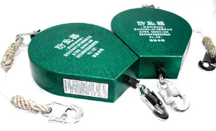 攀登青海雪山前要戴上安全防坠器