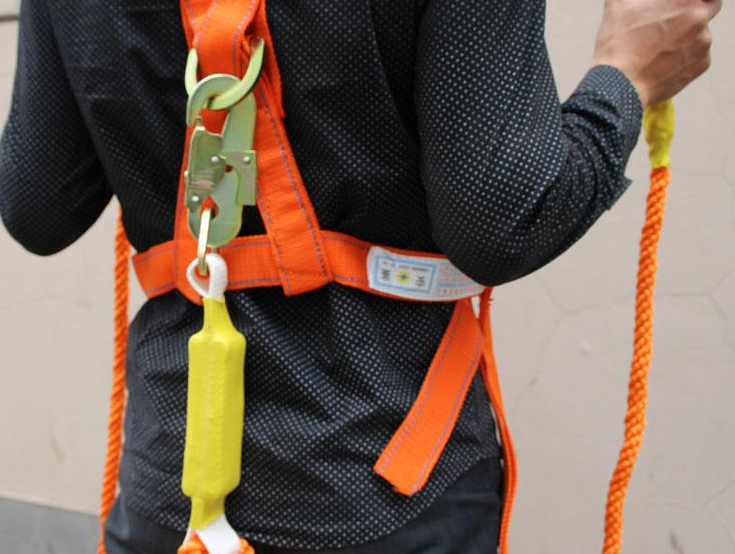 防坠器连接安全带的位置